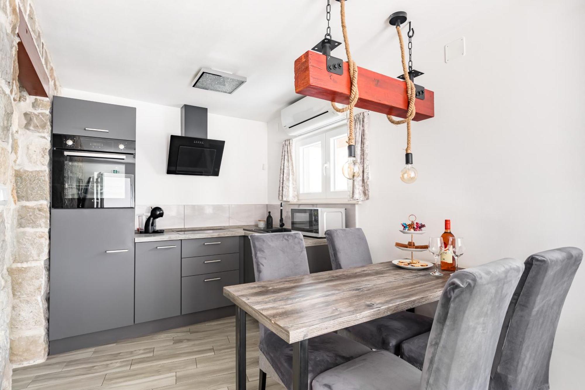 Heritage Apartman Geza In Centar With Private Parking Kaštela Exteriér fotografie